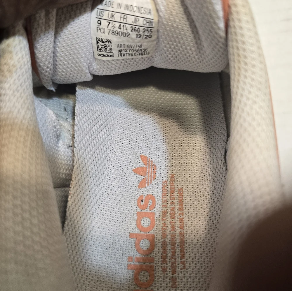 Women‎ athletic shoes